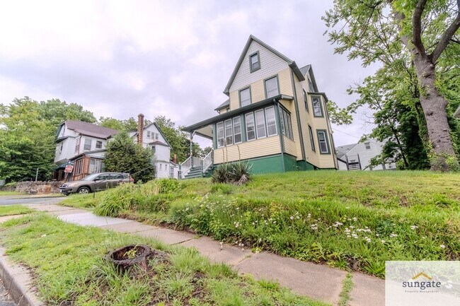 Primary Photo - 2900 E Strathmore Ave