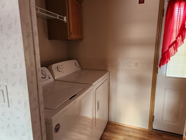 washer & dryer included - 10 Karen St