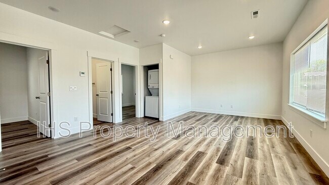Building Photo - 3917 W Van Giesen St