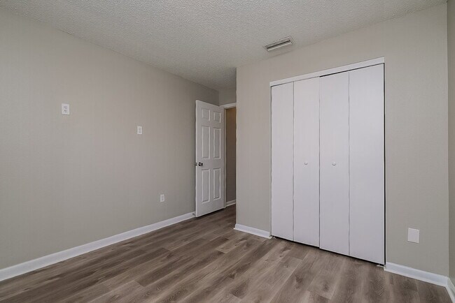 Building Photo - 10950 Kenmore Dr