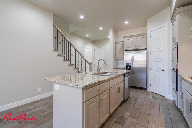 Building Photo - Pet Friendly 4 Bedroom Home! Internet Incl...