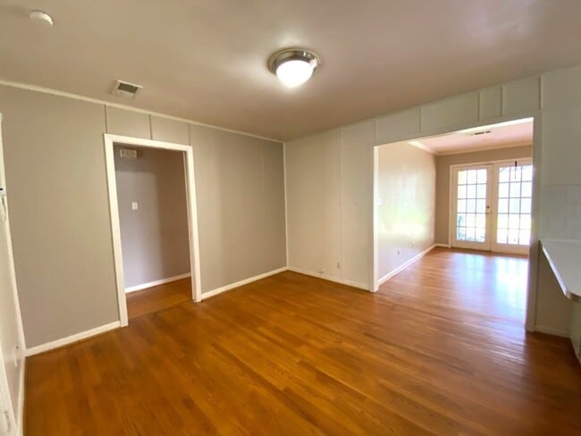 Building Photo - 5537 Lincrest Ln