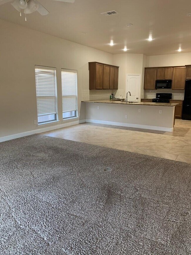 Building Photo - 905 E 98th St