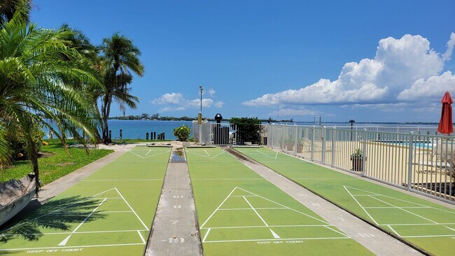 Building Photo - Annual UNfurnished top floor Bay front 2/2 condo with full views of Sarasota Bay