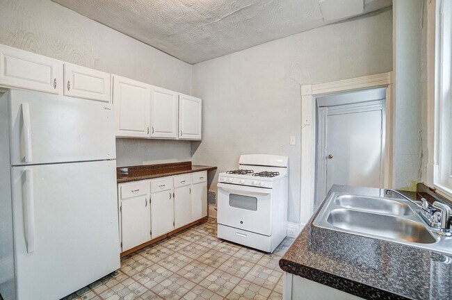 Building Photo - Three Bedroom in Cincinnati!