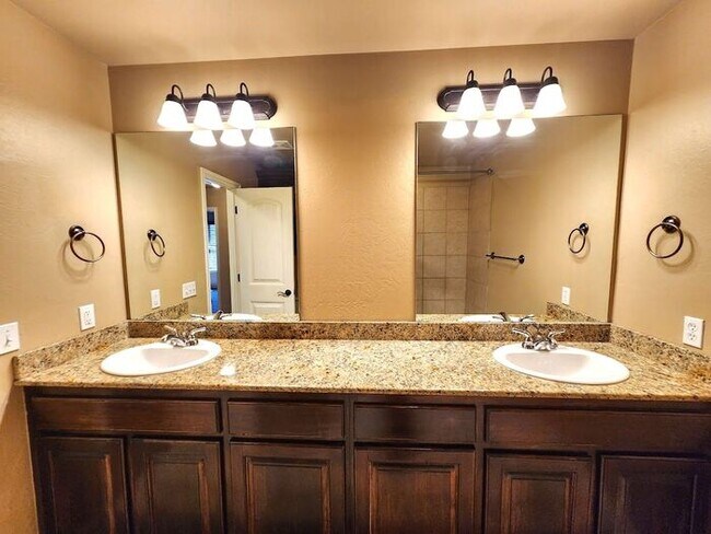 Building Photo - 4 Bed 2 Bath 2 Car Duplex in the Oxford Park Addition in Edmond