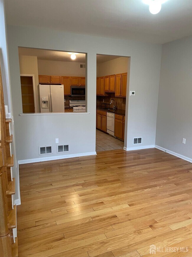 Building Photo - 301 Pinelli Dr