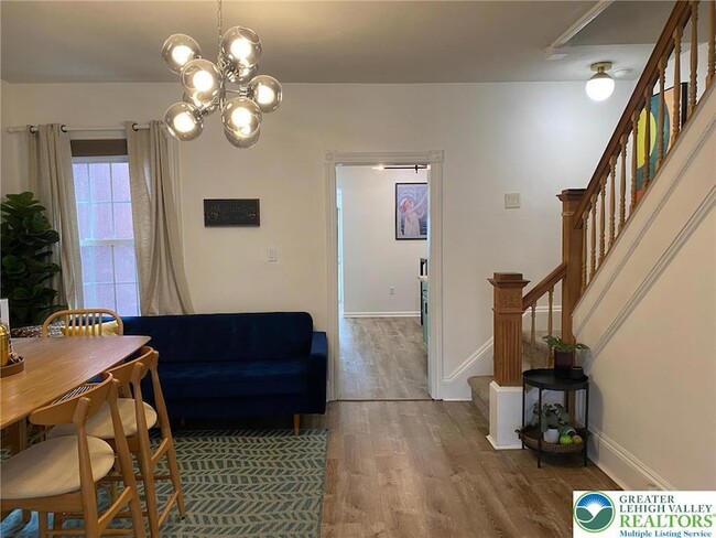 Building Photo - 37 E Evergreen St