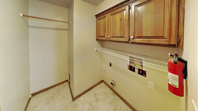 Building Photo - Very Nice 3 Bedroom 2 Bath Home in Yukon Schools