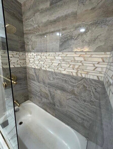 Building Photo - 142 Oak St