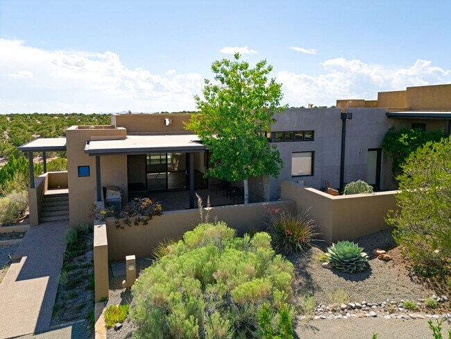 Building Photo - 875 Camino Francisca