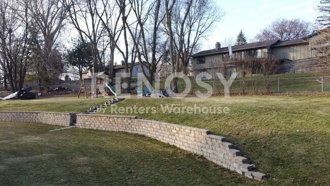 Building Photo - 5 Bedroom 3 Bathroom Single Family Home in Burnsville