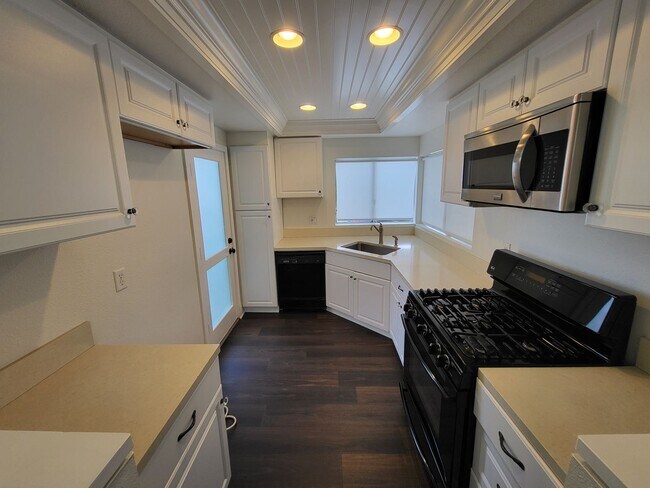 Building Photo - NEW PRICE REDUCTION!!! Beautiful Condo: 3 ...