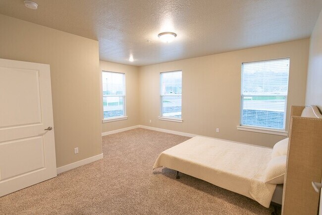 Building Photo - Beautiful Middle Floor Condo in Springville