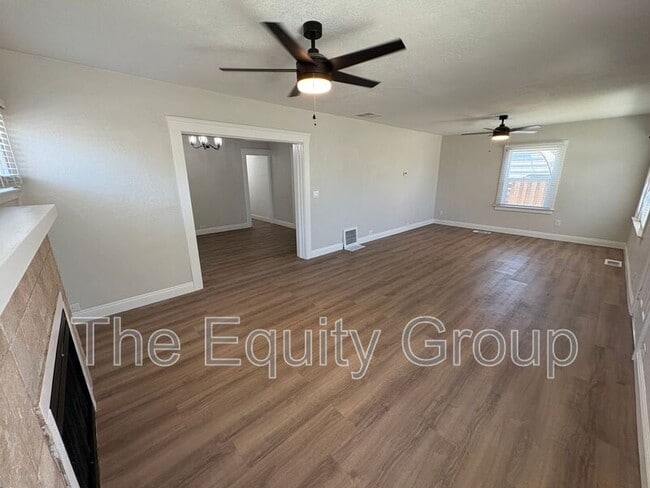 Building Photo - 741 E Apricot Ave