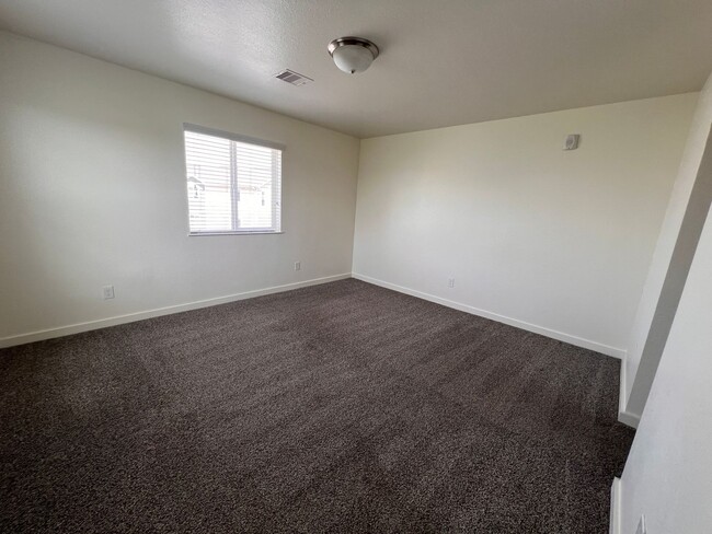 Building Photo - 3 Bedroom 2.5 Bathroom now available in Sp...