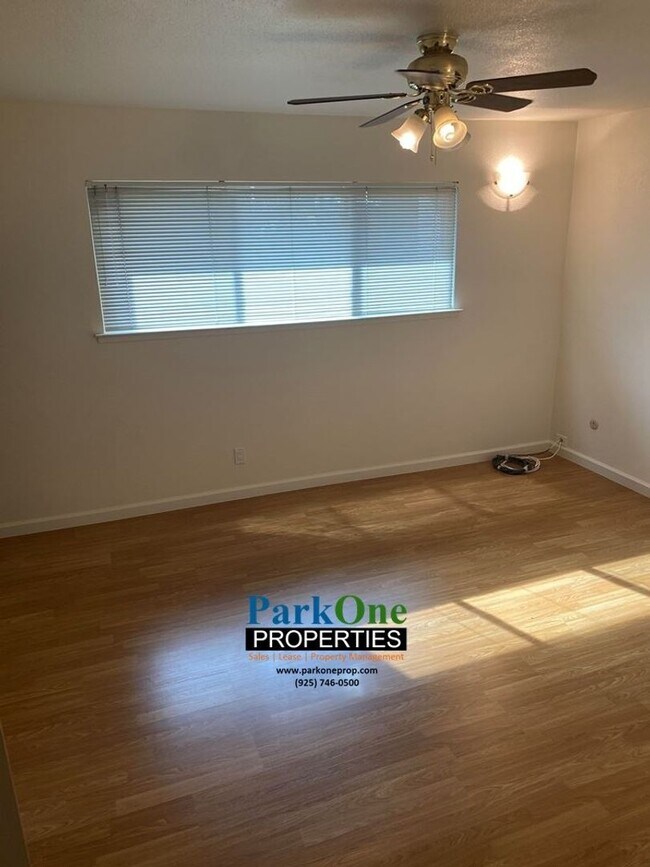 Building Photo - Spacious Updated 2 bed , 1 Bath now Availa...