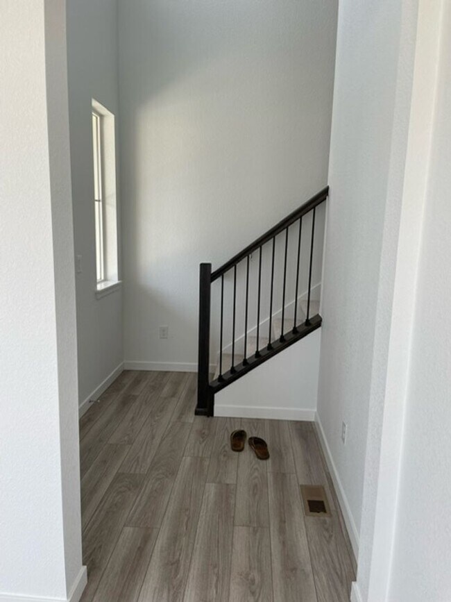 Building Photo - Spacious 4 Bed Townhome with 2-Car Garage in Erie-Available June 1!