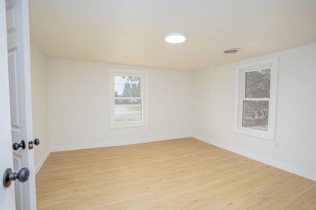 Building Photo - 4 BEDROOM 3 BATHROOM HOUSE FOR RENT