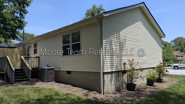 Building Photo - 1105 Maple St