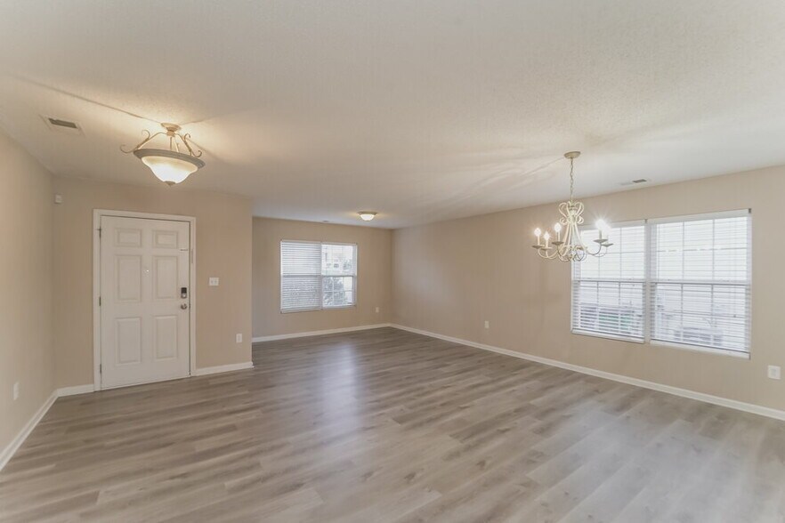 Building Photo - 2320 Highland Park Dr