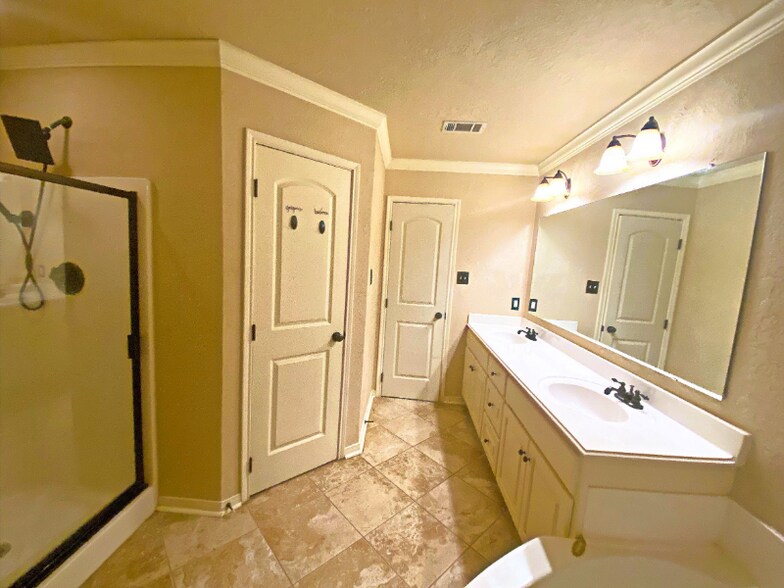 Building Photo - 16318 Long Valley Ct