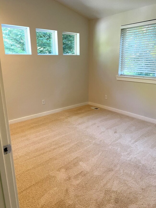 Building Photo - ELEGANT 4 BEDROOM TOWNHOME!  Minutes to La...