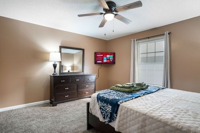 Building Photo - Hope’s Place | Cozy 2BR Condo Near Fort Campbell