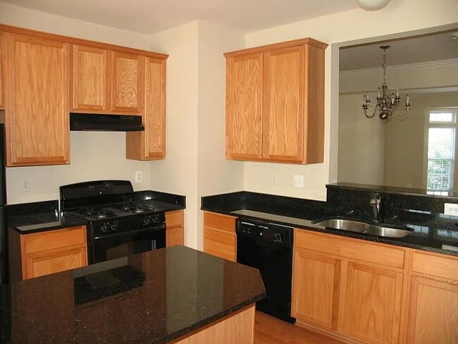 Building Photo - Beautiful townhome - 4BR, 2.5 Ba in a grea...