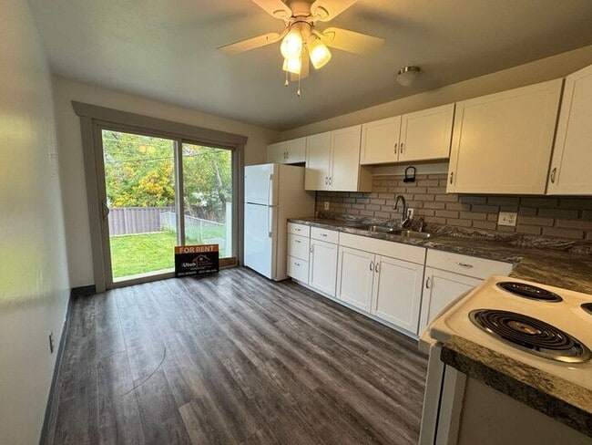 Building Photo - 4 Bedroom 2 Bath Duplex- Dog Friendly