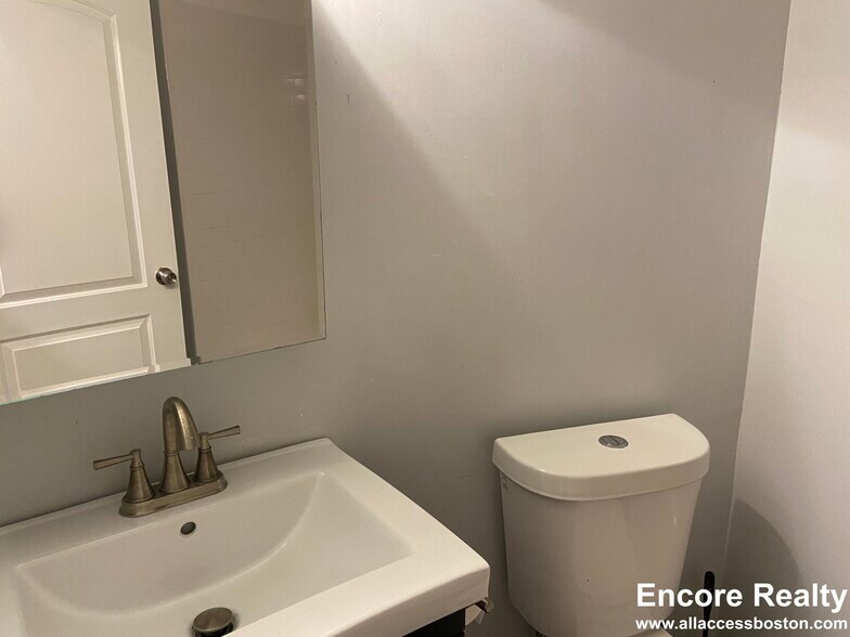 Building Photo - 17 Bow St