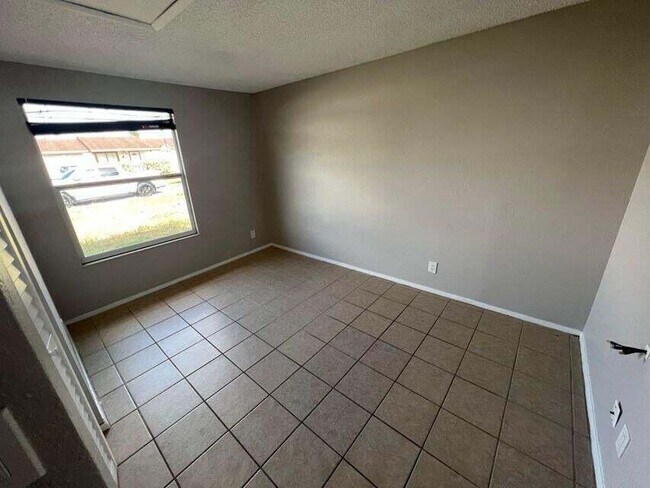 Building Photo - 1068 Grandview Cir