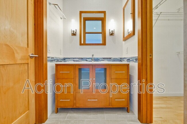 Building Photo - 158 Holly Ct