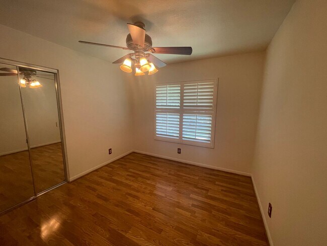 Building Photo - Bright and Spacious End-Unit Townhome in t...