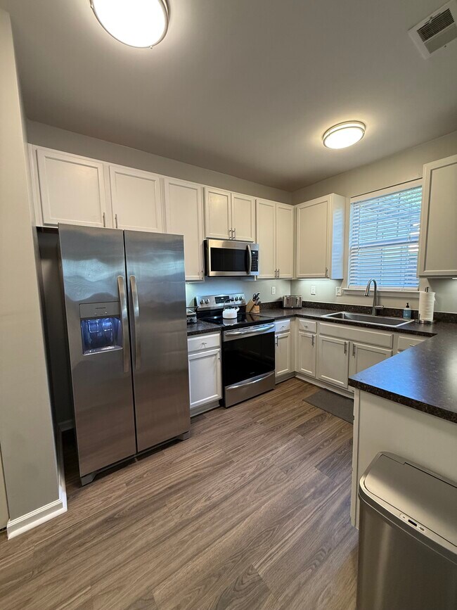 Building Photo - 410 Oakstone Trl