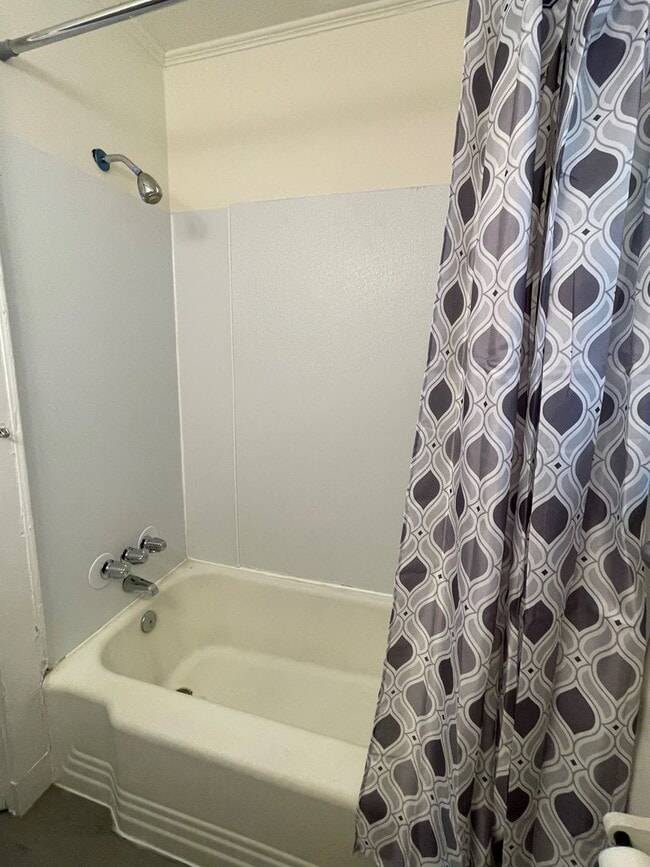 Building Photo - 3 BED, 1 BATH HOME