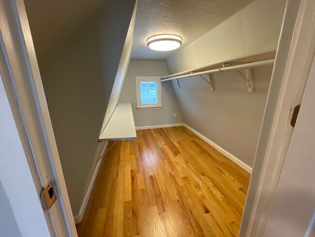 Building Photo - 3 Bedroom 2.5 Bathroom House with Bonus Room ~ Garage, A/C, includes Washer and Dryer ~ Close to ...