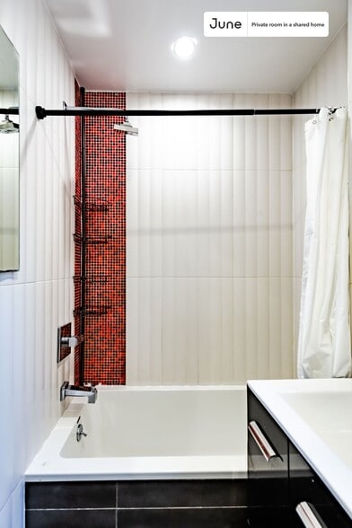 Building Photo - Private bedroom in 4 bed/2 bath Home
