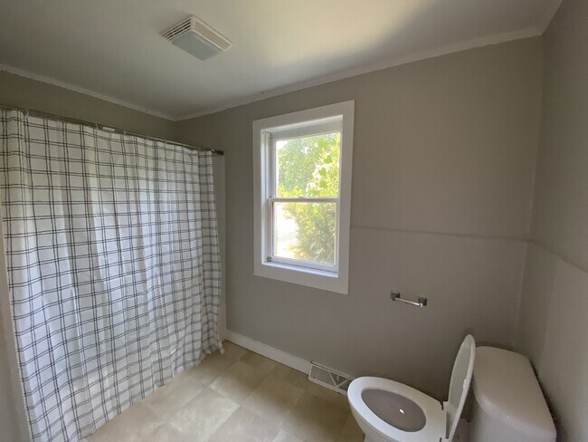 Building Photo - 351 Manor St