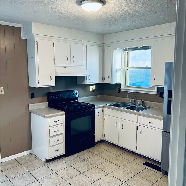 Building Photo - 909 Lucas Ln