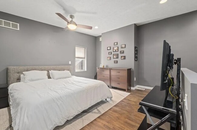 Building Photo - *Beautifully Updated & Spacious 3BD/2.5BA ...
