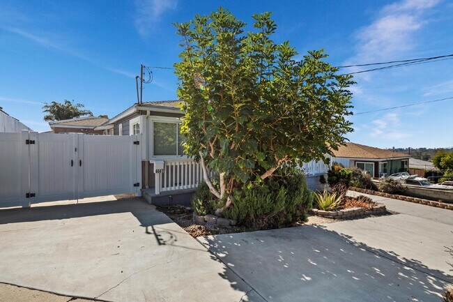 Building Photo - Remodeled San Diego Gem: 2-Bedroom + Den H...