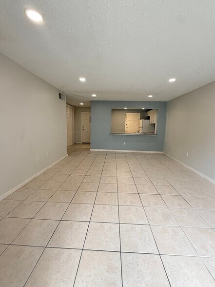 Building Photo - 9611 SW 77th Ave