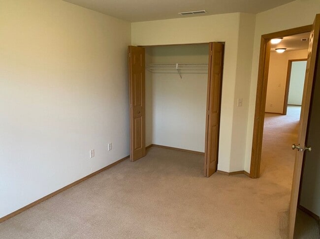Building Photo - 3 Bed 2.5 Bath Condo that backs to the park!