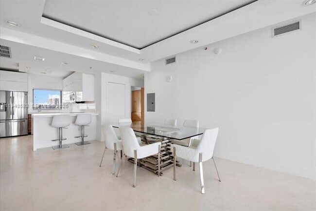 Building Photo - 601 NE 36th St