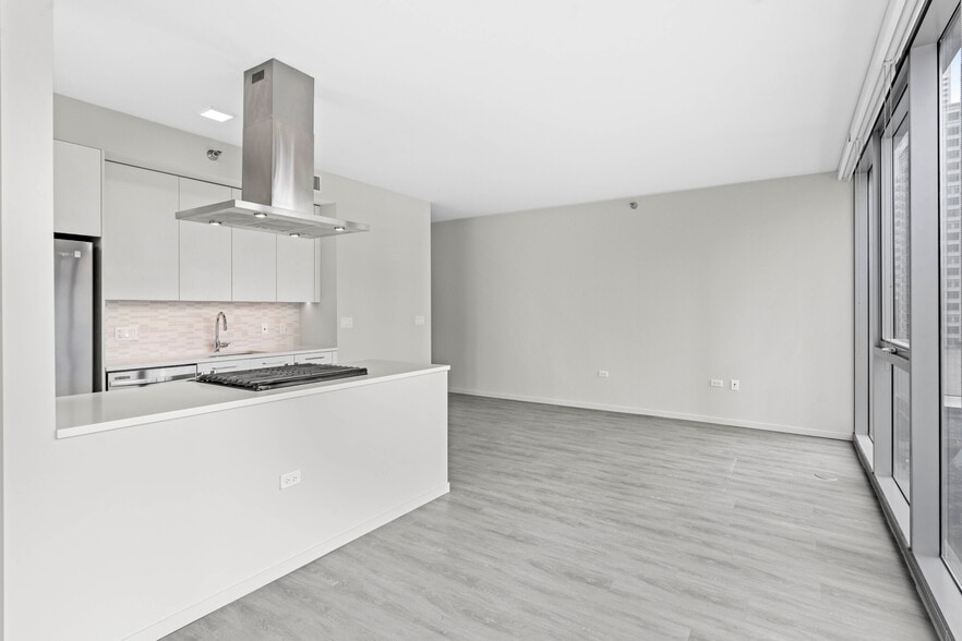 Building Photo - 42 E Huron St