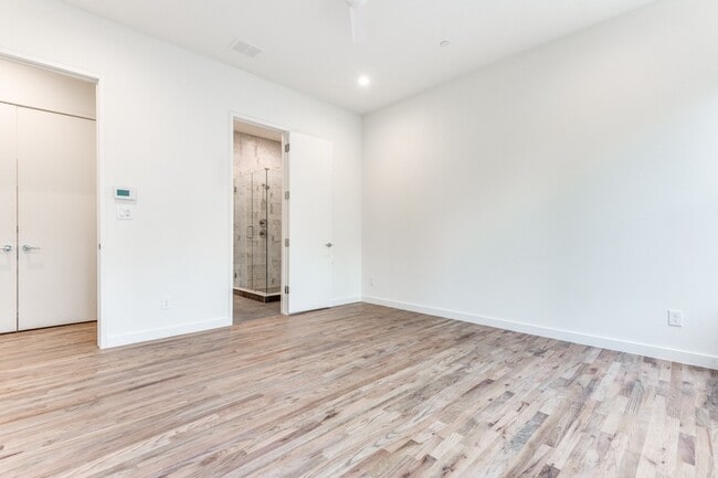Building Photo - Tucked away Lakewood Gem, 2 story townhome, Walkable area!