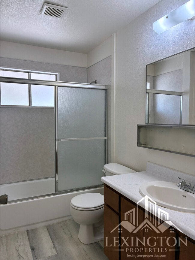 Building Photo - Charming 2BD/1.5BA Sacramento Home, near J...