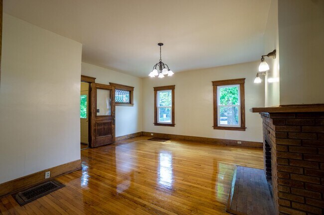 Building Photo - Available 8/1/26 - Spacious Three Floor Si...