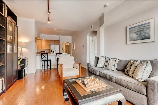 Building Photo - Bright & Spacious Condo Just One Block fro...